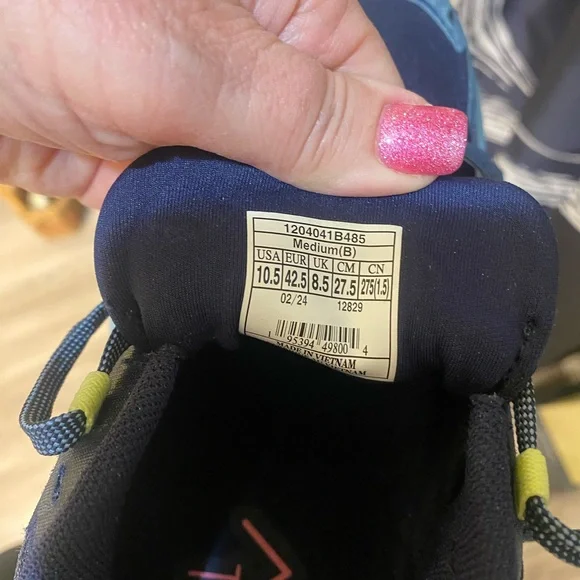 Brooks Caldrea 7 size 10 1/2 worn once - Picture 3 of 5